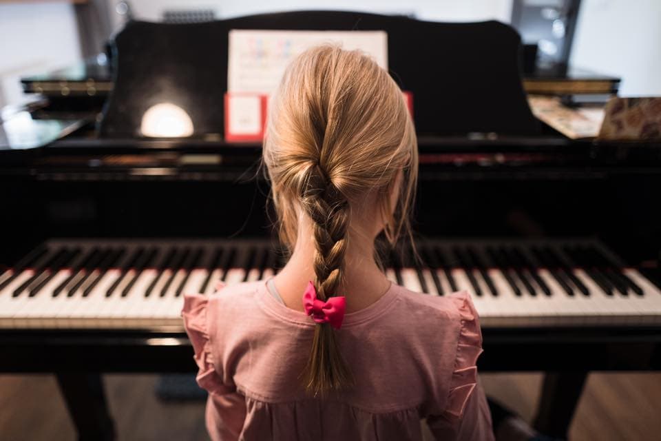 Uczennica Music Hub Academy gra na skrzypcach podczas koncertu
