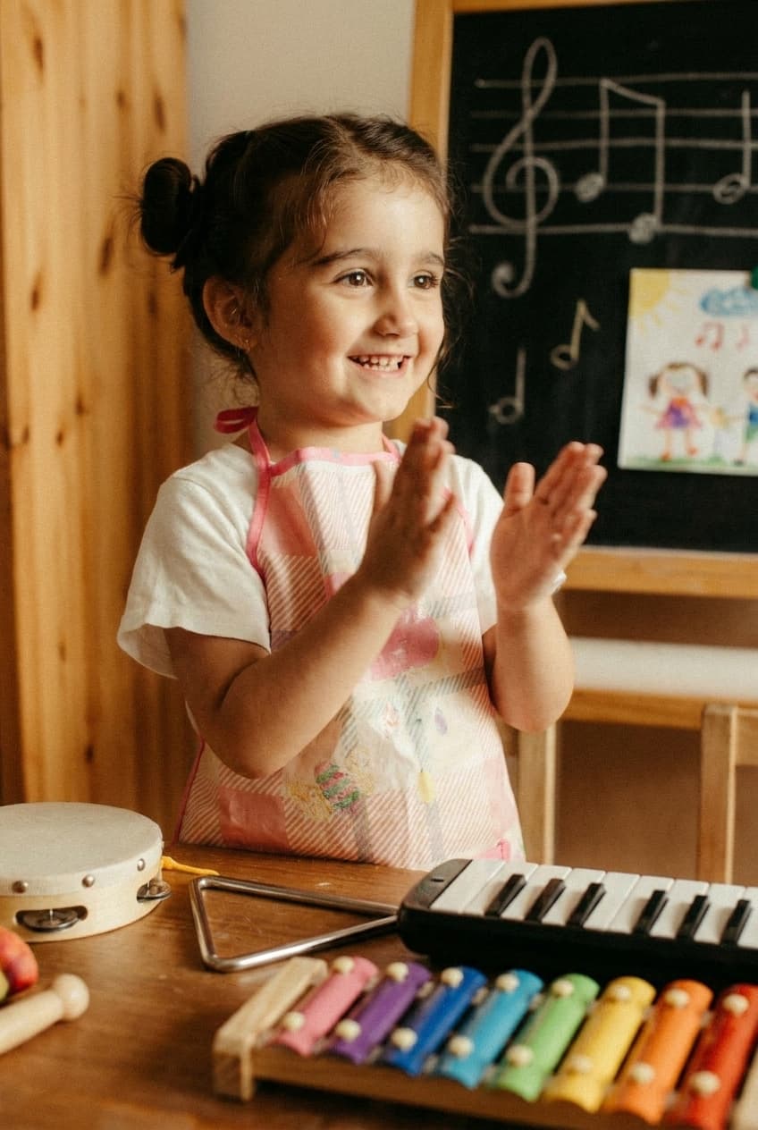 Mini Przedszkole — dzieci grają na kolorowych dzwonkach podczas zajęć w Music Hub