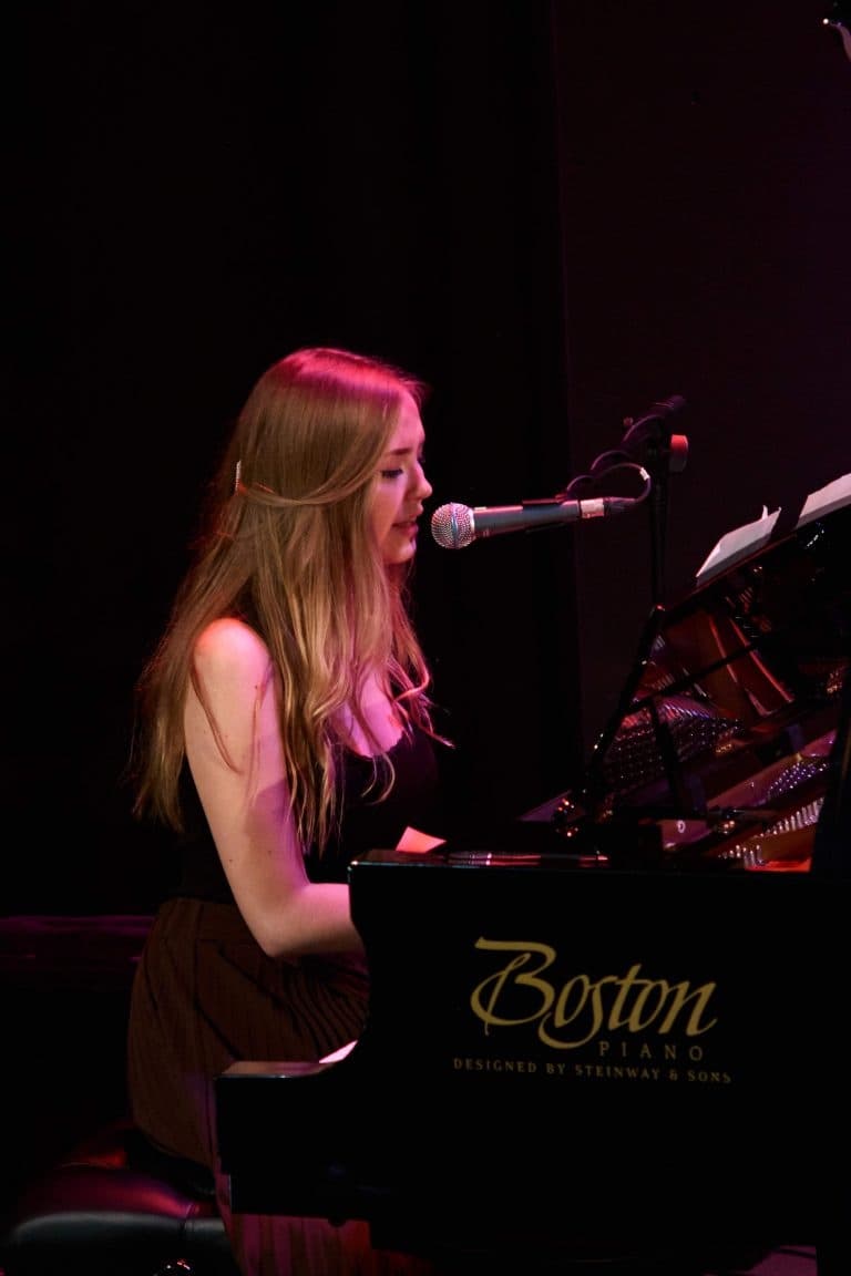 Koncert uczniów Music Hub Academy — dzieci grające na scenie