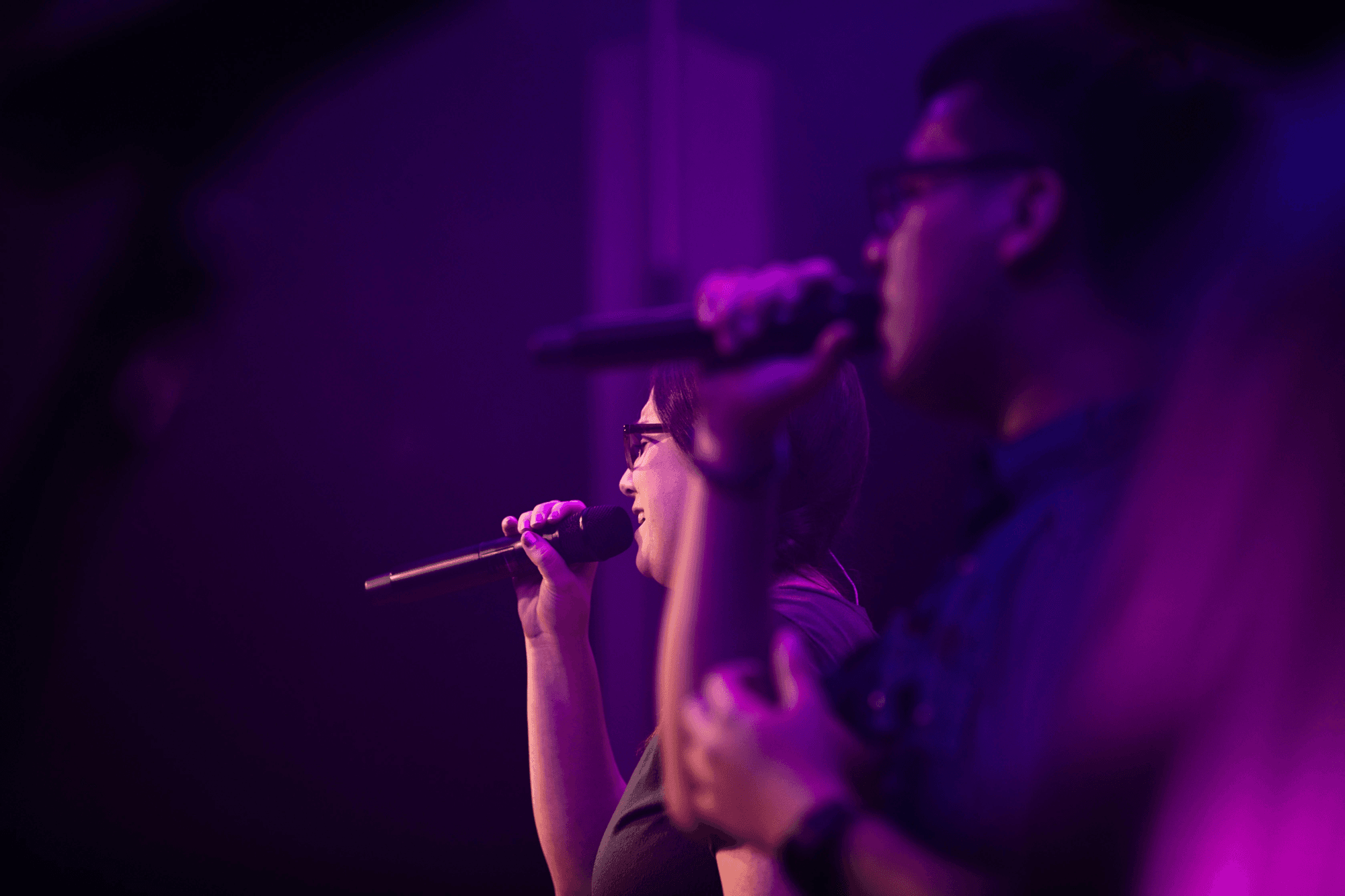 Zespół wokalny dla dorosłych — wokaliści śpiewają na scenie w Music Hub Academy